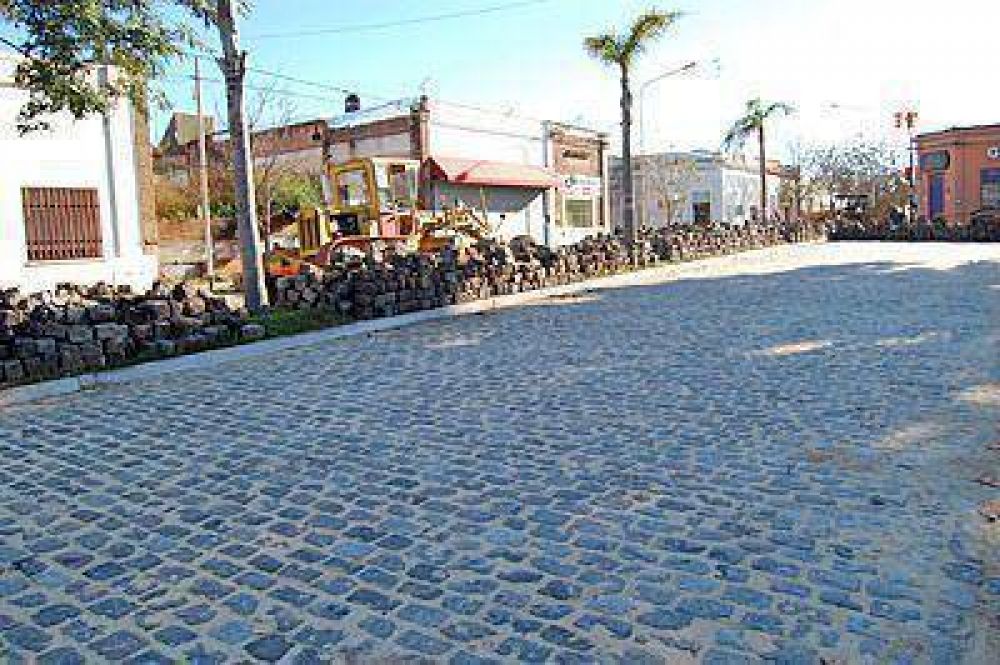 Contin�a la reparaci�n de calle Sarmiento y se puede contemplar su nueva ﬁsonom�a