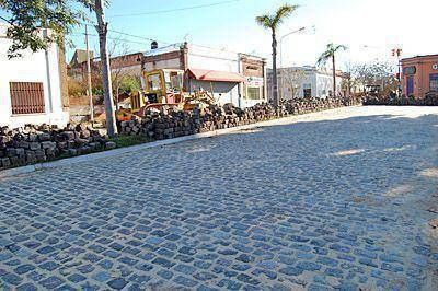 Contin�a la reparaci�n de calle Sarmiento y se puede contemplar su nueva ﬁsonom�a