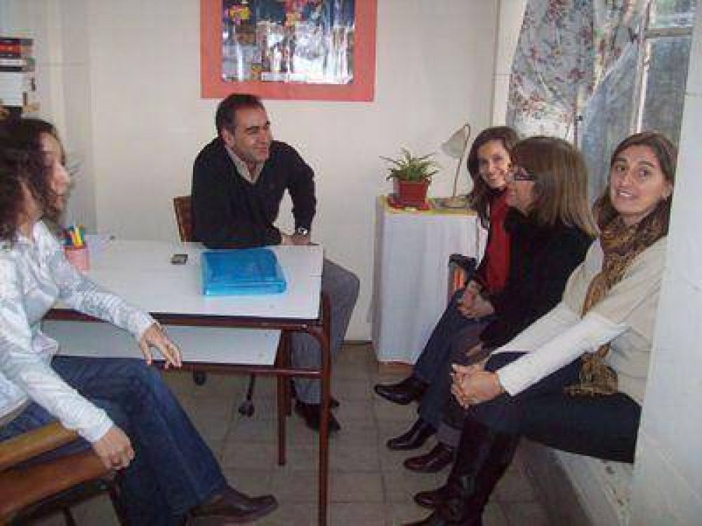 Se reuni� con las asistentes locales del �rea