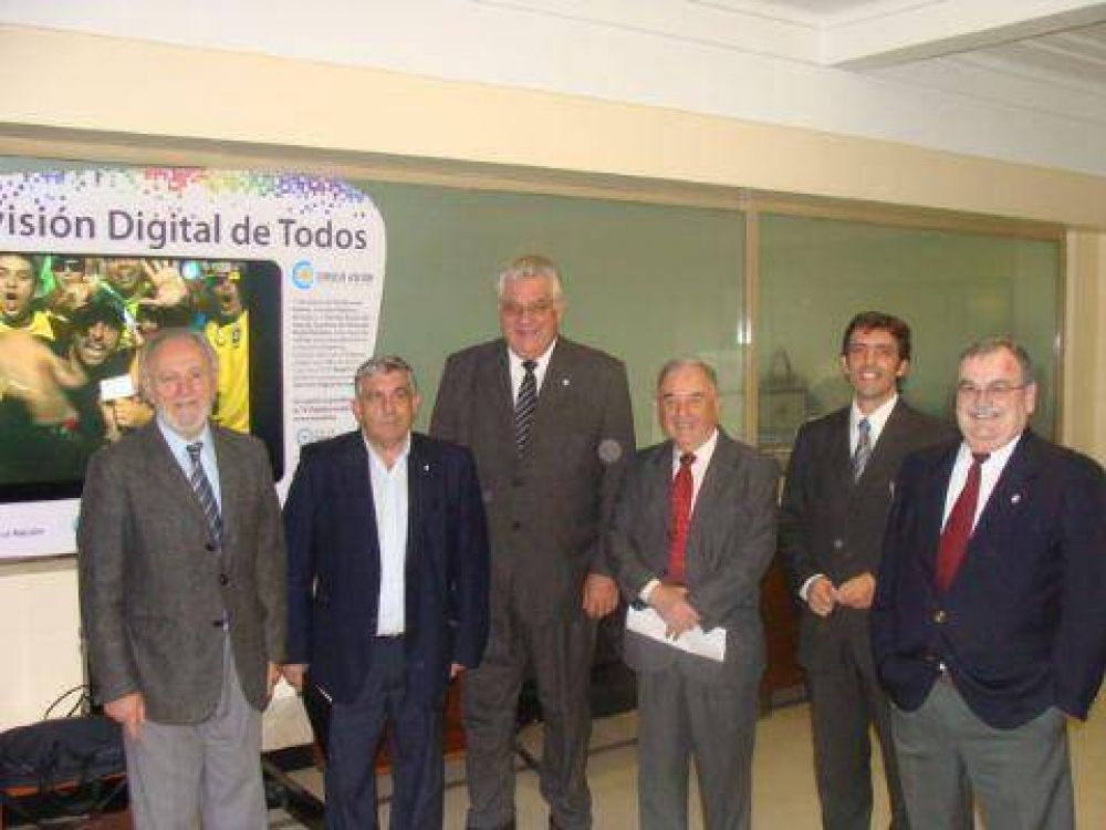  	 Junto a intendentes de la zona Oscar Brasca se interioriz� de los alcances de la Televisi�n Digital Terrestre