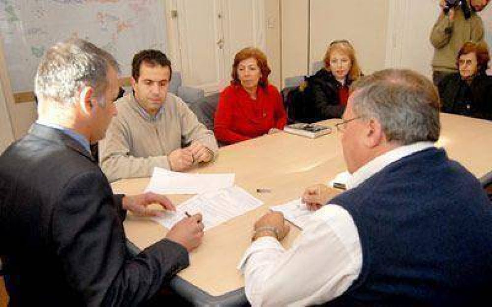 Buzzi firm� el contrato para ampliar la sede de LALCEC