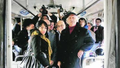 Solanas viaj� de Flores a Once para promover la reestatizaci�n de los trenes