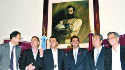 Que fotito Intendente... Breitenstein aparece rodeado en una foto de peronistas anti K