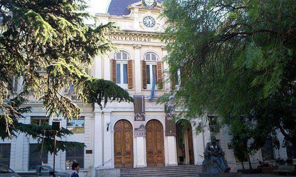 Alumnos de Medicina deciden si siguen con la toma de la facultad
