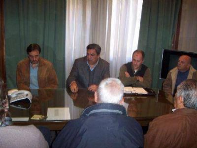  En su despacho El intendente se reuni� con representantes de los clubes que recibieron subsidios 