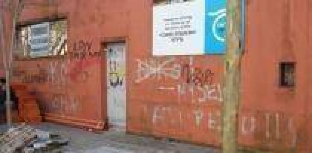 Crece la indignaci�n vecinal La Comuna present� la denuncia por "usurpaci�n" de una plaza