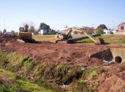 Retomaron obras del colector cloacal
