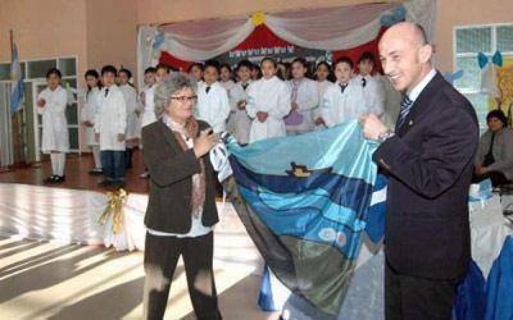 Cotillo acompa�� a los chicos de la EGB 88 en su promesa a la Bandera