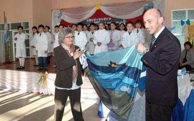 Cotillo acompa�� a los chicos de la EGB 88 en su promesa a la Bandera