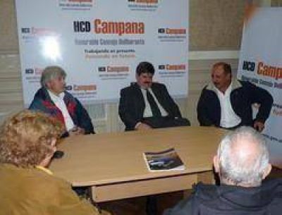 Cazador se reuni� con vecinos del barrio D�lmine por la situaci�n del estadio �violeta�