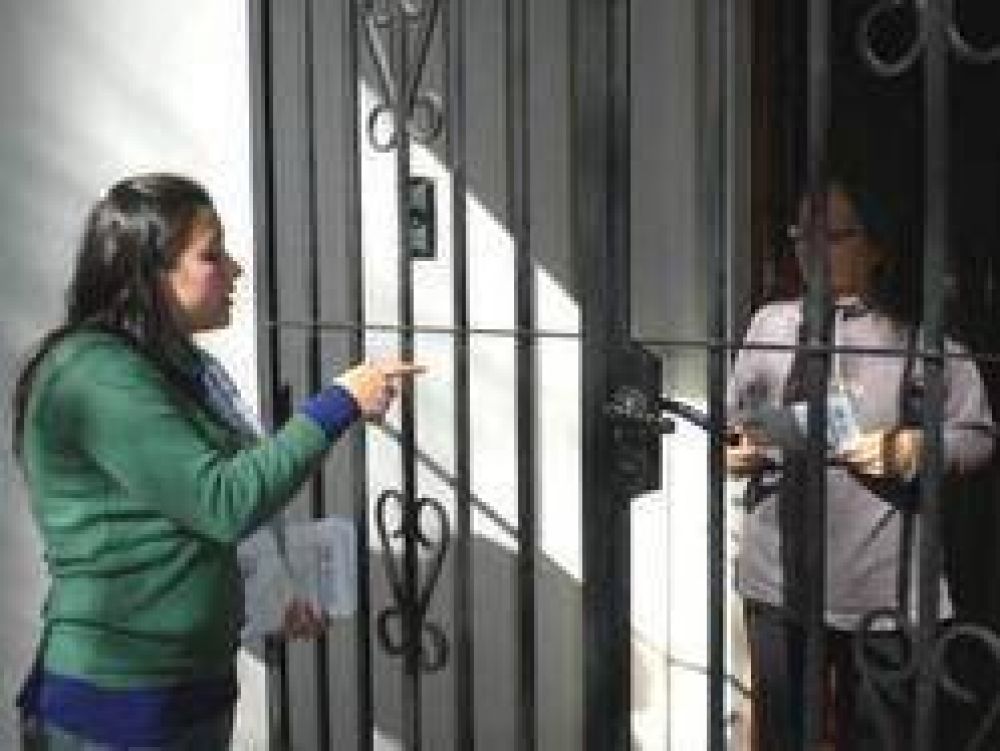 En el Barrio D�lmine: Municipio y alumnos de la UNLu difunden el Programa de Separaci�n de Residuos