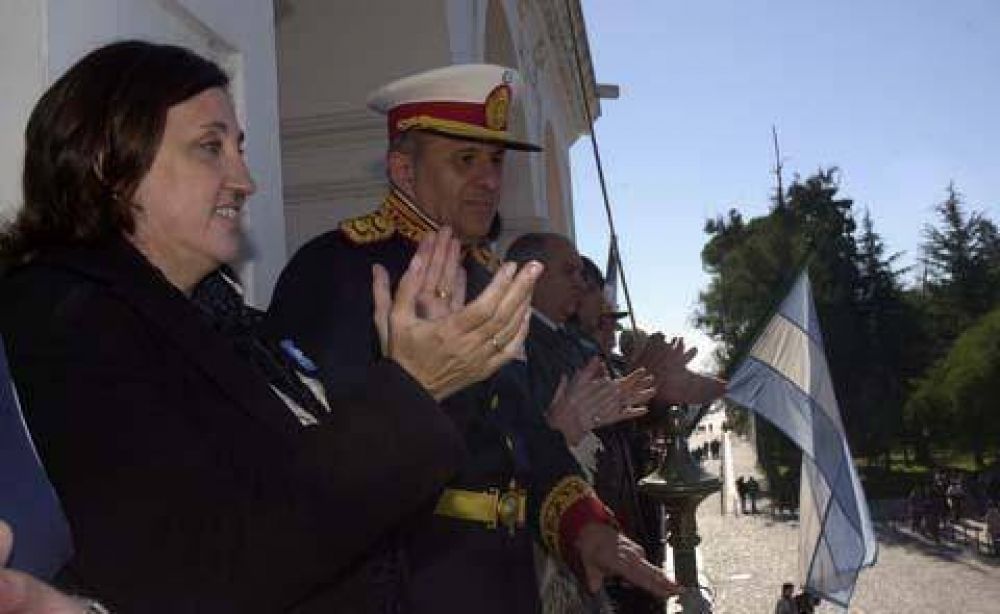 CADETES DEL COLEGIO MILITAR DESFILARON POR LA PLAZA