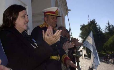 CADETES DEL COLEGIO MILITAR DESFILARON POR LA PLAZA
