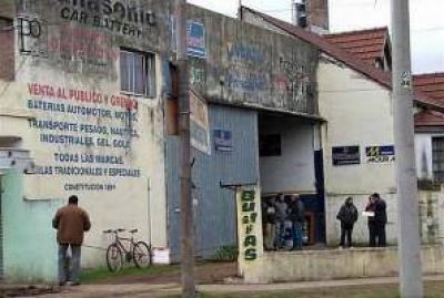 Descarga ilegal de un cami�n atmosf�rico en un desag�e pluvial