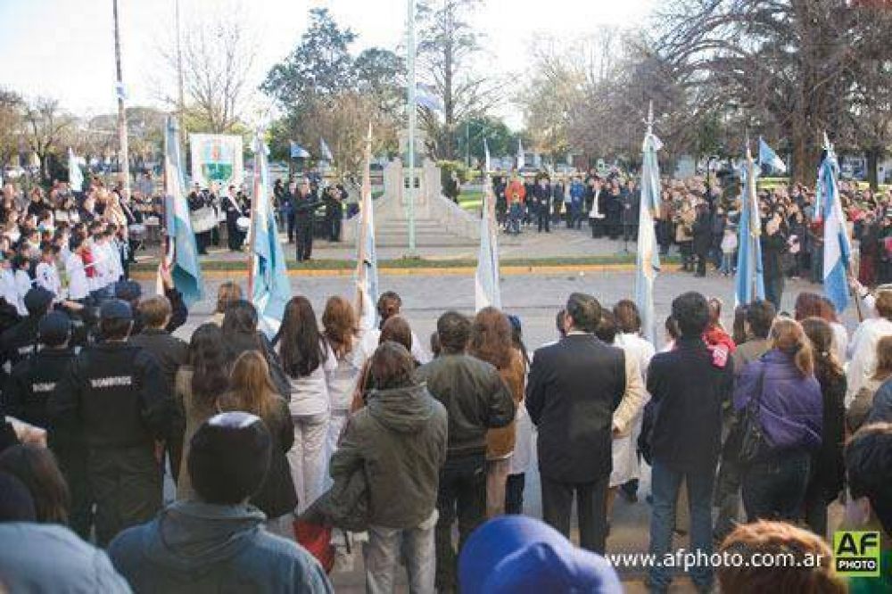 Jura a la bandera por parte de alumnos de 4� a�o Fue este domingo en la Plaza Belgrano. 