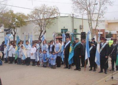  	 D�a de la Bandera en Salto Acto en Escuela N� 3, Misa en la Parroquia e inauguraci�n de nuevos sem�foros