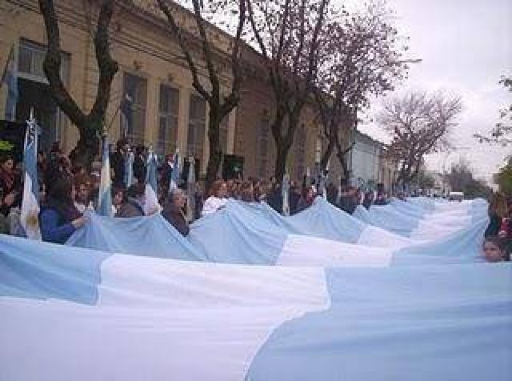Frente a la Escuela N� 8 se realiz� el acto por el D�a de la Bandera