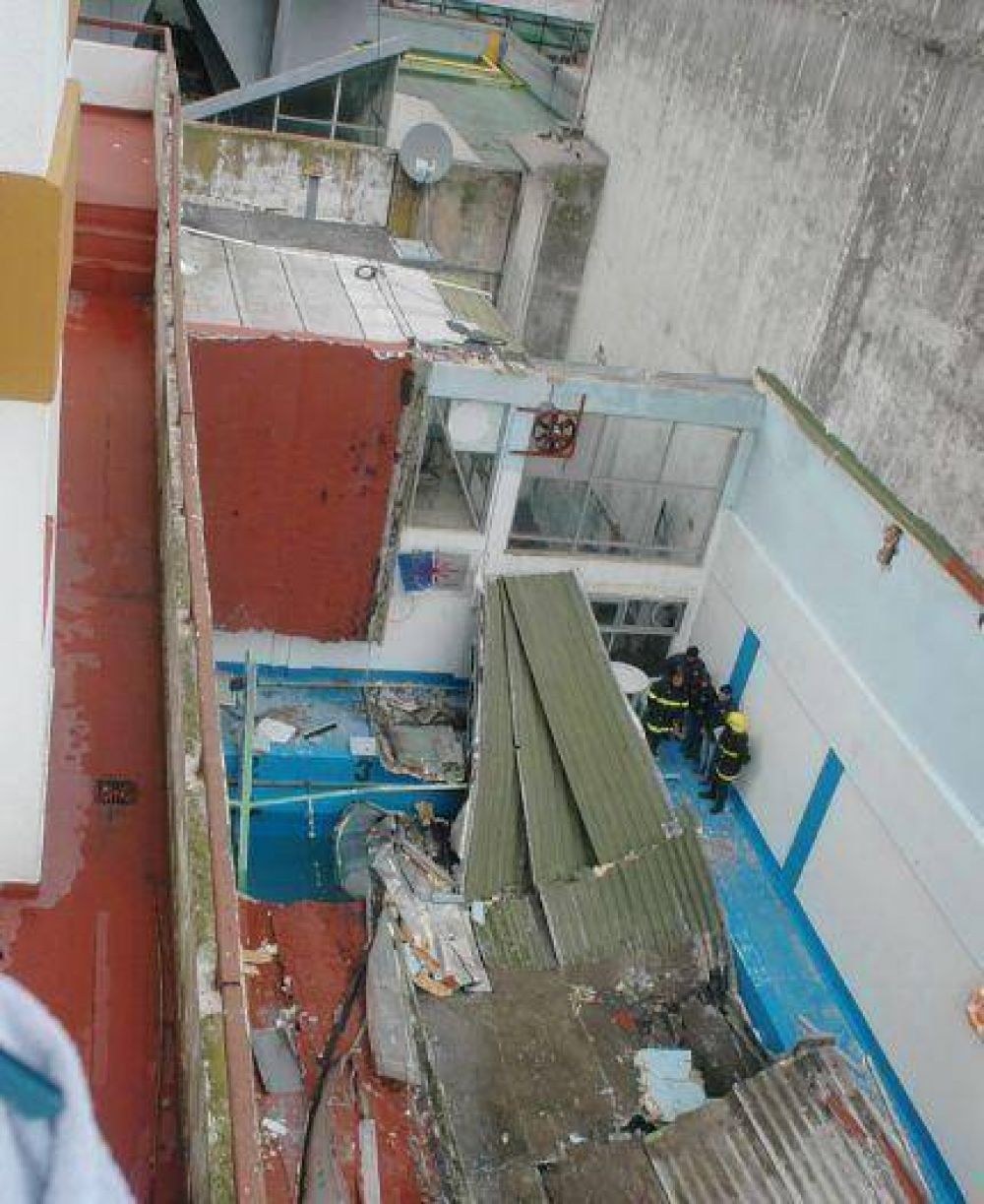Milagro en Mar del Plata! Se cay techo sobre la Pileta Lafayette y solo hubo tres heridos. A esa hora deban haber estado nadando 40 chicos.