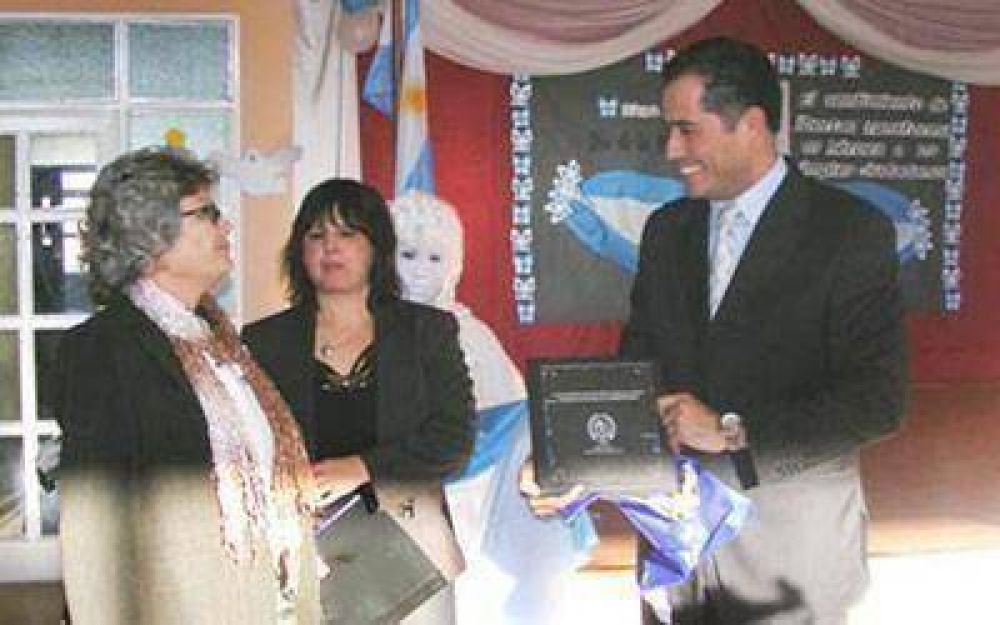 Eligen al diputado Eugenio Quiroga como padrino de escuela primaria