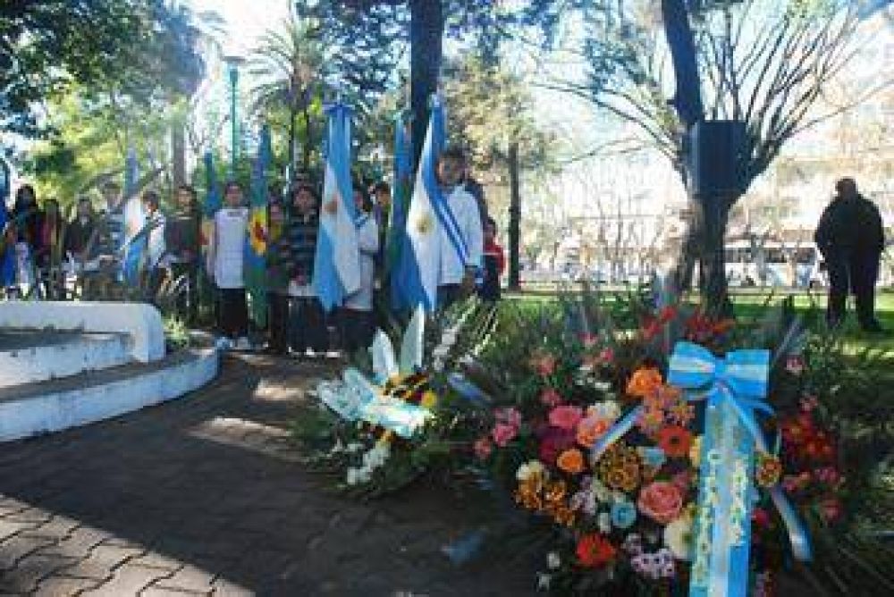 Ante autoridades locales, alumnos y docentes Se realiz� el acto oficial por el D�a de la Bandera en Plaza Italia