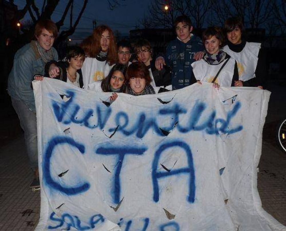 La Juventud de la CTA reparti� volantes y preservativos por la prevenci�n de ETS