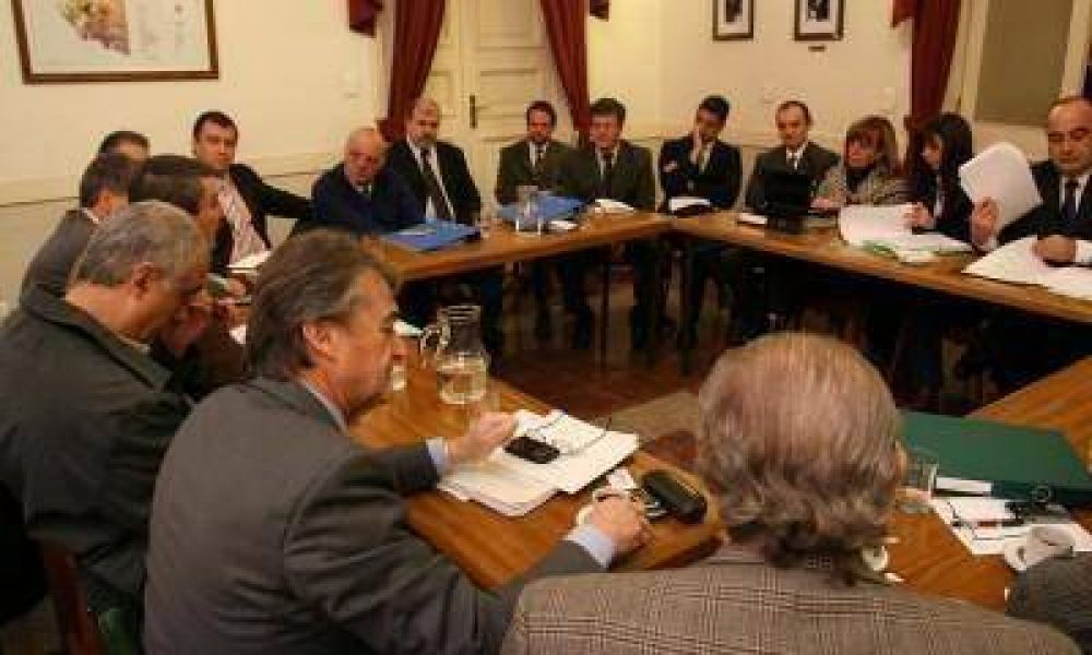 Fuerte cruce entre Behler y la UCR por el arribo de Burgos al Lagomaggiore