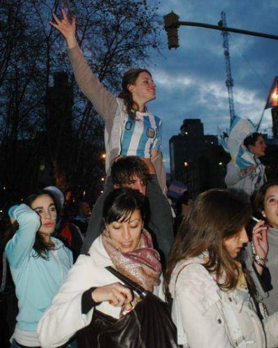 Marplatenses ganaron las calles para festejar el triunfo argentino que hace so�ar a todo un pueblo