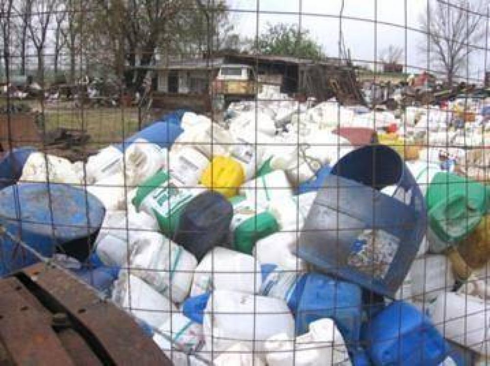 Buscan regular el desecho de los envases de agroqu�micos
