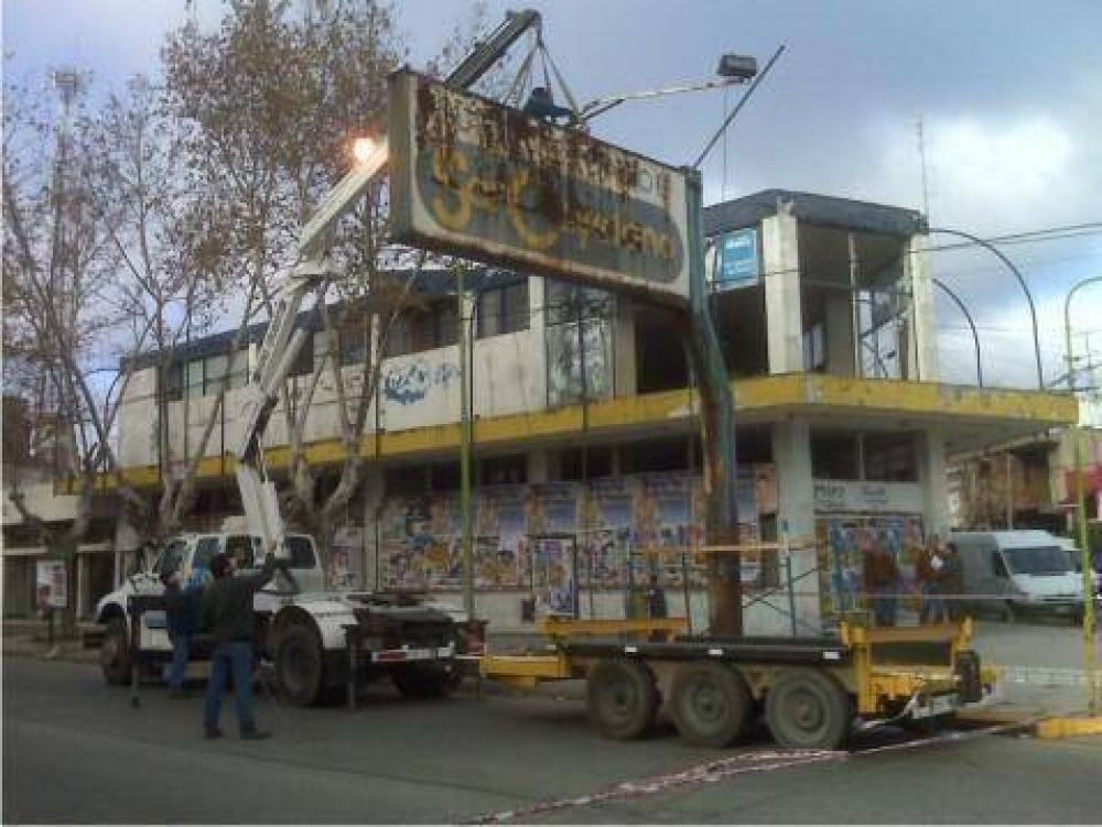En Bvrd. Sarmiento y Belgrano  El Juzgado de Faltas orden� la remoci�n de peligroso cartel