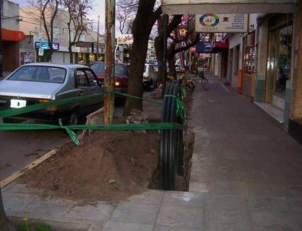 PREOCUPACION DE VECINOS POR UNA OBRA DE TELEFONIA 