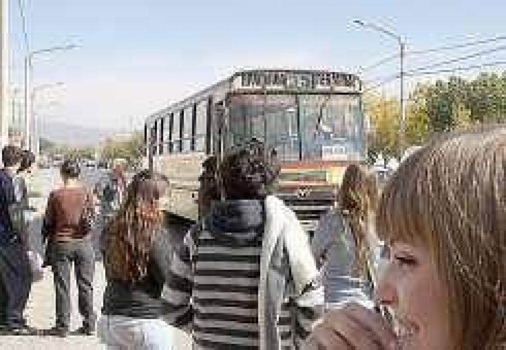 Los empresarios piden un alza del 25% en el boleto