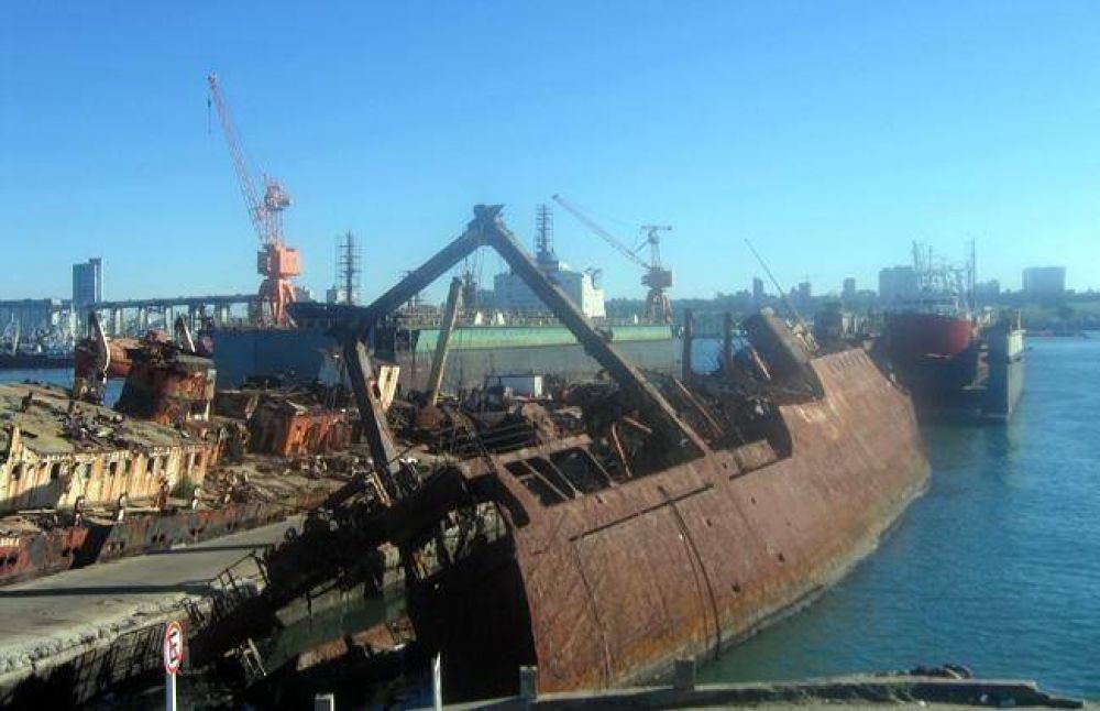 Sacan otro barco hundido del puerto