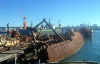 Sacan otro barco hundido del puerto