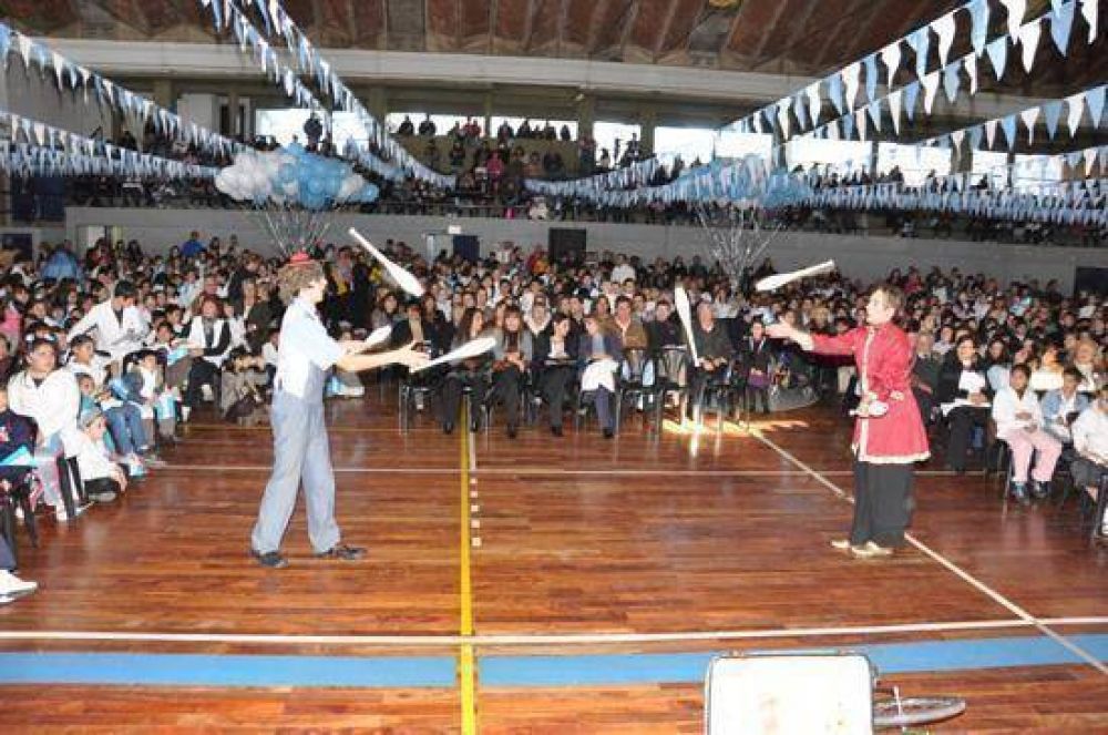 M�s de 800 alumnos hicieron su promesa a la bandera nacional