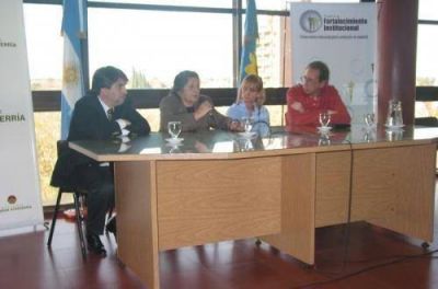 Sara Derotier de Cobacho rubric� un convenio de Fortalecimiento Institucional con el municipio