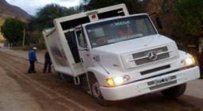 Recolector de residuos termin� hundido en plena calle
