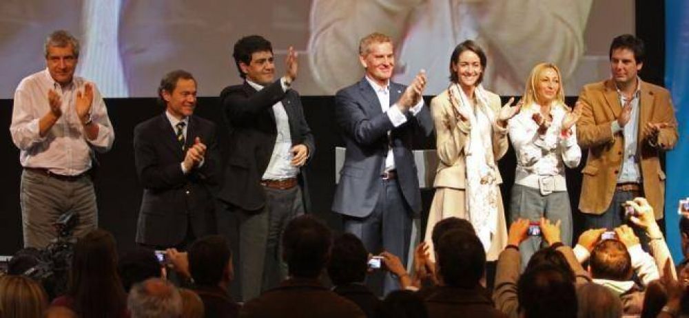 De Narv�ez se lanz� a gobernador rodeado de macristas