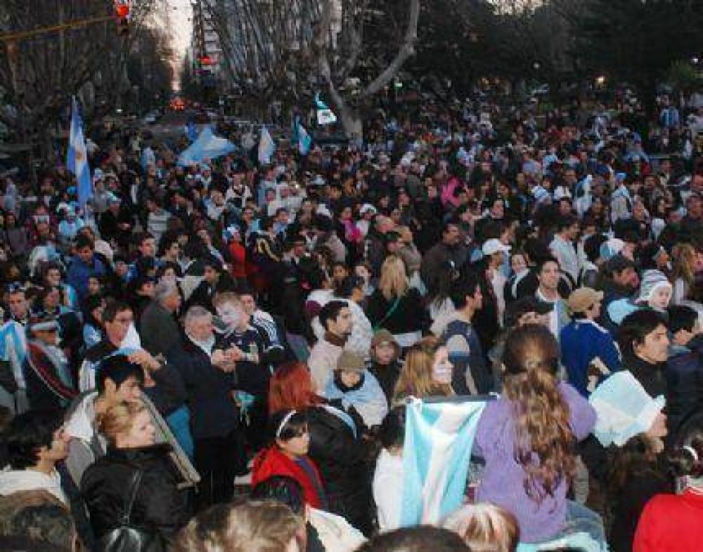 Unos diez mil marplatenses en La Plaza San Mart�n celebraron el triunfo argentino