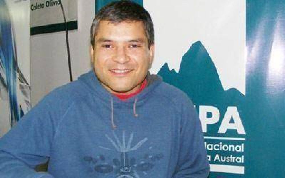 Docente caletense particip� en redacci�n de un libro