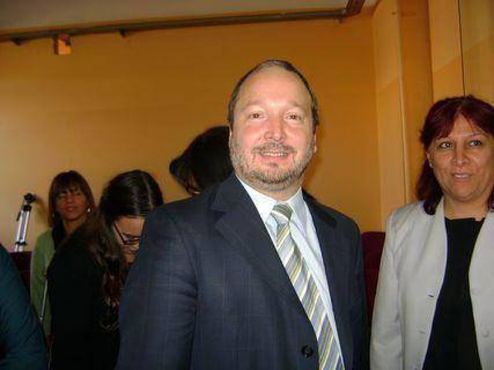L�mites al kirchnerismo Sabbatella: �Nos pareci� correcto que haya un l�mite a los superpoderes�  El legislador nacional comparti� un acto con Lucas Ghi y la comunidad educativa del distrito. Ocasi�n en la cual habl� sobre la derogaci�n de los superpodere