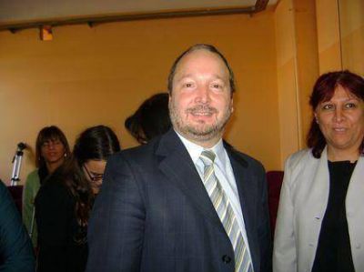 L�mites al kirchnerismo Sabbatella: �Nos pareci� correcto que haya un l�mite a los superpoderes�  El legislador nacional comparti� un acto con Lucas Ghi y la comunidad educativa del distrito. Ocasi�n en la cual habl� sobre la derogaci�n de los superpodere