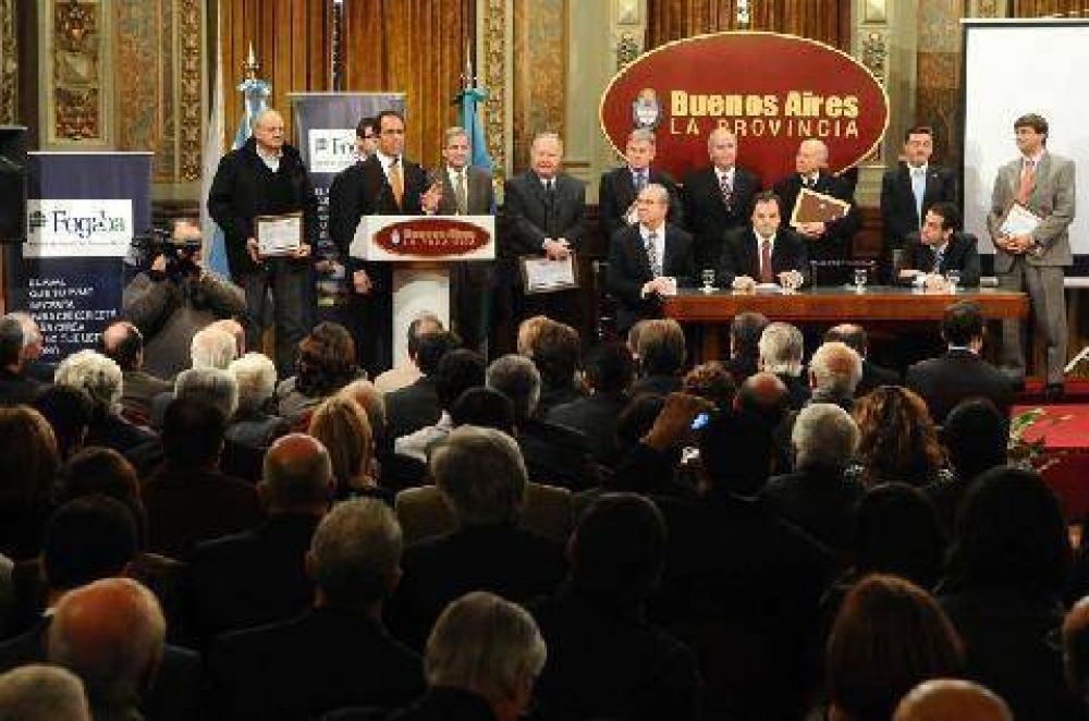 ASISTI� A LA ENTREGA DE CERTIFICADOS PARA PYMES Rosso en La Plata junto a Scioli