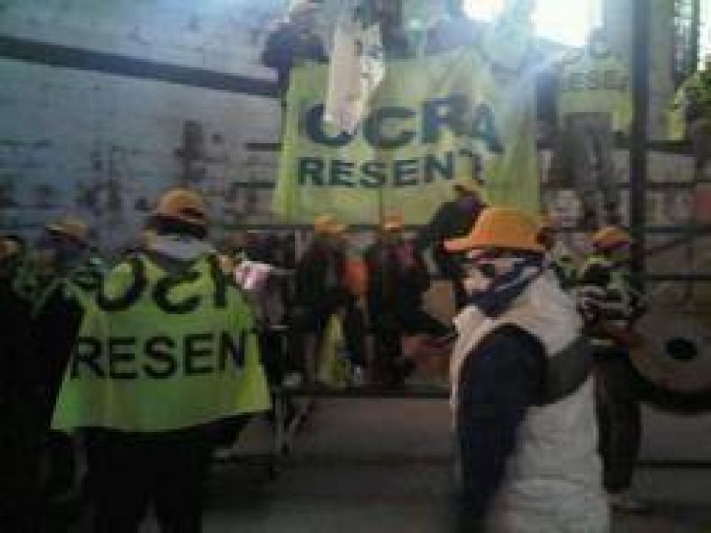 Militantes de la UOCRA impiden el acto de lanzamiento de Sol� en San Nicol�s