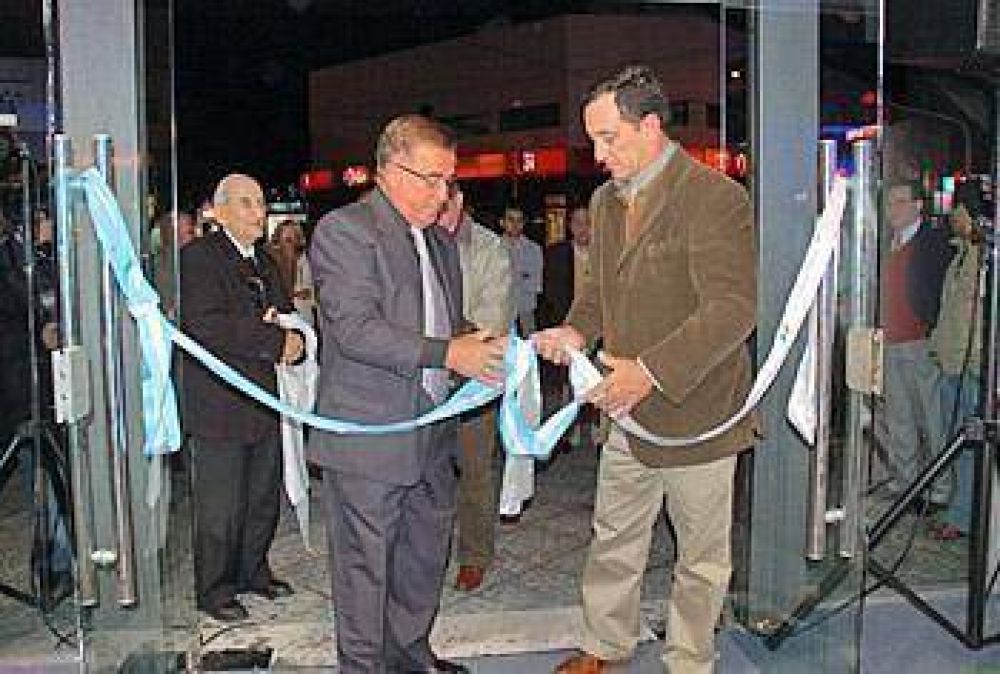 La Cooperativa Elctrica inaugur el nuevo local comercial de Celpinf