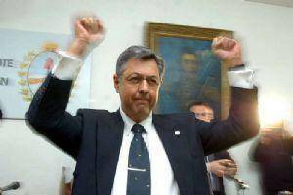 Asumi� anoche el edil radical cuestionado por el Concejo