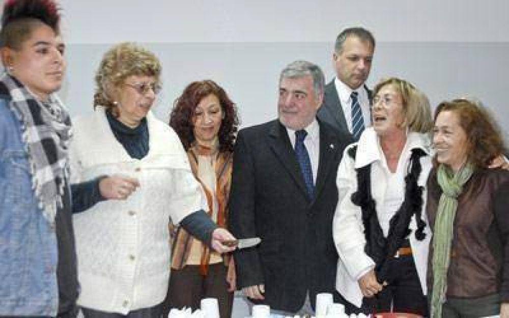 El gobernador Das Neves inaugur� la ampliaci�n de la Escuela de Arte