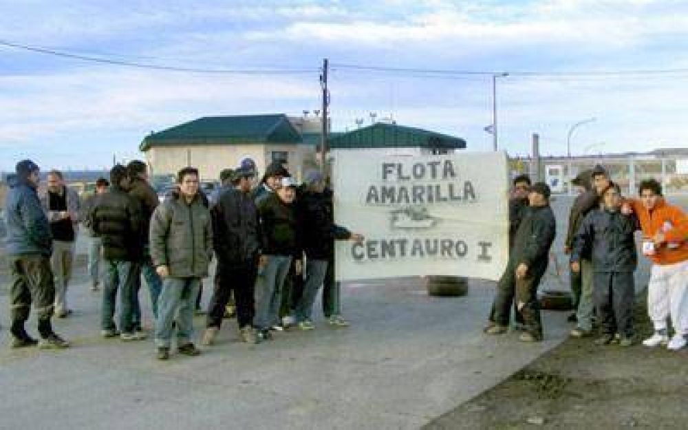 Marineros de la flota amarilla se niegan a pescar lejos de la costa