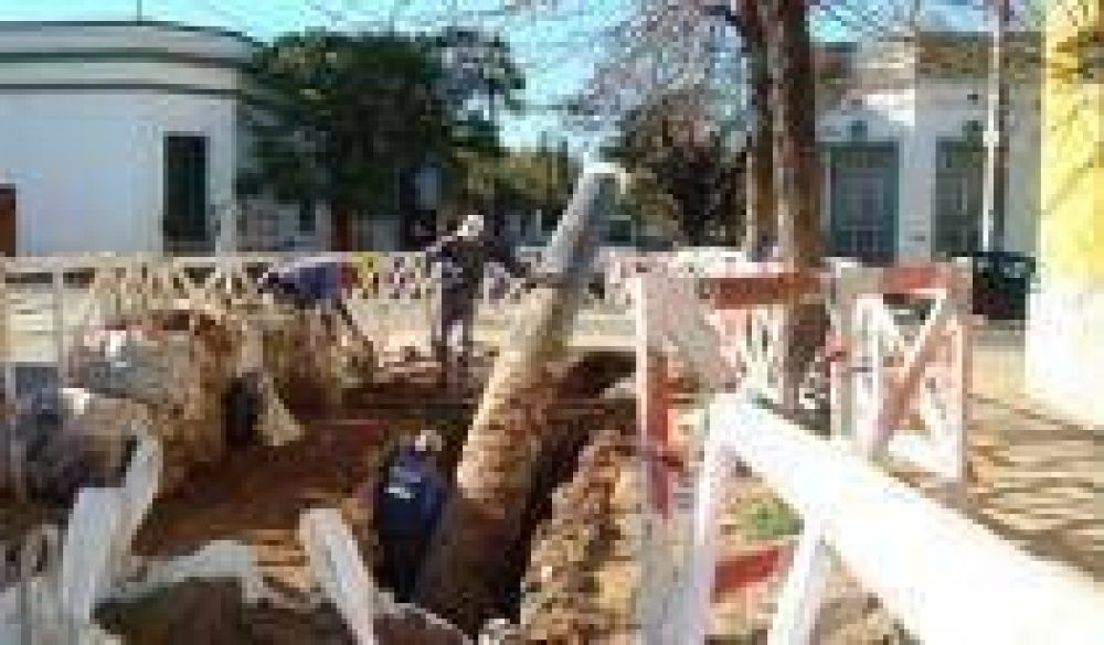 Tambi�n realizan desobstrucciones y recambios de ca�os La ciudad agujereada por el tendido de una red troncal de agua