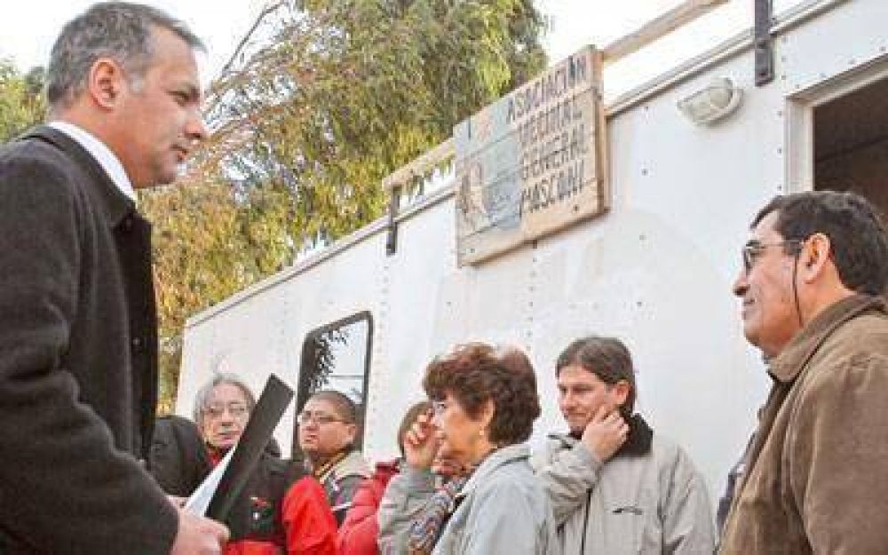 Buzzi entreg� un aporte para restaurar la vecinal de Mosconi