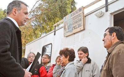 Buzzi entreg� un aporte para restaurar la vecinal de Mosconi